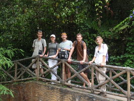 Těsně před cílem ... Zdenda, Alča, Kanaďan, Britka a učitel z Francie jako 'průvodce'. | Malaysia - Výlet do pralesa - 1.8.2010